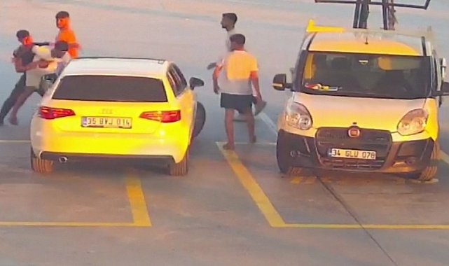 Kuşadası'nda yol verme tartışması, akaryakıt istasyonunda kavgaya dönüştü: olay anı kamerada