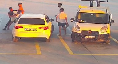 Kuşadası'nda yol verme tartışması, akaryakıt istasyonunda kavgaya dönüştü: olay anı kamerada