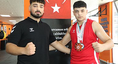 Kuzeninden görüp başladığı dövüş sporlarında dereceler yapan Taha, Dünya Şampiyonası'na hazırlanıyor