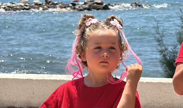 Lösemiyi yenen 5 yaşındaki Erva, tatil köyünde moral kazandı