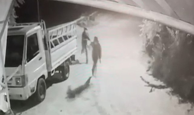 Malatya'da 2 şüpheli otomobile kurşun yağdırdı; o anlar kamerada