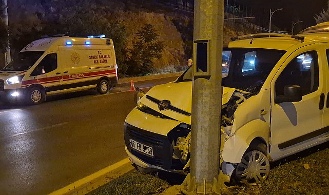 Malatya'da hafif ticari araç, aydınlatma direğine çarptı; 2 yaralı