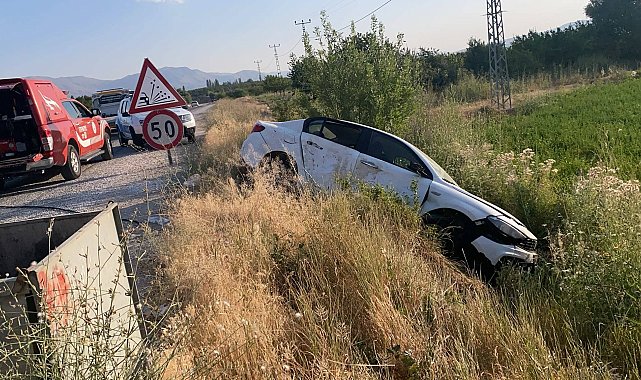 Malatya'da kamyonet ile otomobil çarpıştı: 3 yaralı