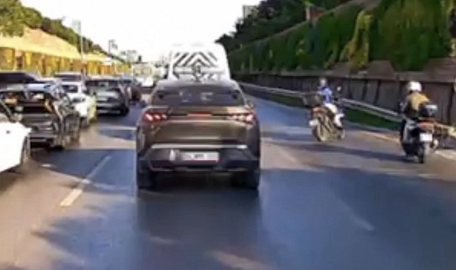 Maltepe'de 2 motosikletin çarpıştığı kaza kamerada