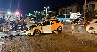 Manisa'da 2 otomobil çarpıştı: 4 yaralı