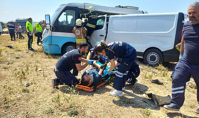 Manisa'da iki minibüs çarpıştı; ölü ve yaralılar var