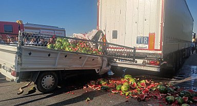 Manisa'da kamyonet, TIR'a arkadan çarptı: 1'i ağır 2 yaralı