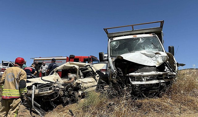 Manisa'da otomobille kamyonet çarpıştı: 1 ölü, 1 yaralı