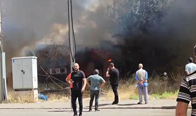 Marangoz atölyesinde çıkan yangında 2 kişi dumandan etkilendi