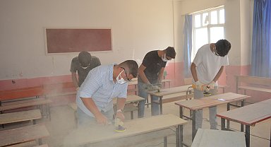 Meslek lisesi öğrencileri, ilçedeki okullarda deforme olan 2 bin 500 sırayı yeniledi