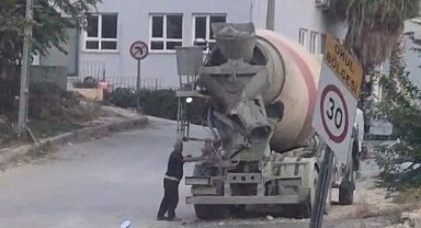 Mikserin yola beton dökmesi kamerada