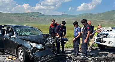 Minibüs ile otomobil çarpıştı: 7 yaralı