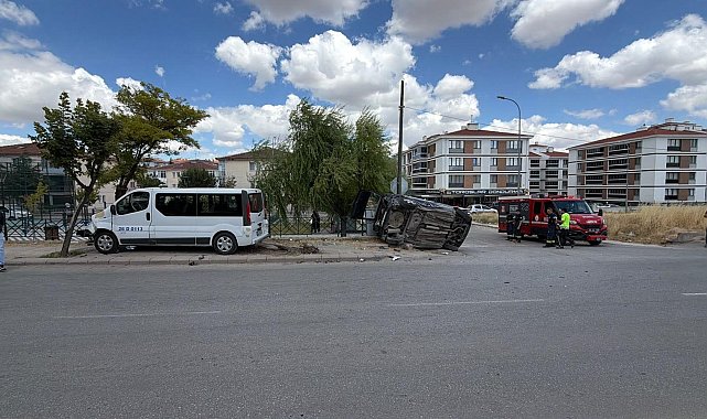 Minibüs ile otomobil çarpıştı; 8 yaralı