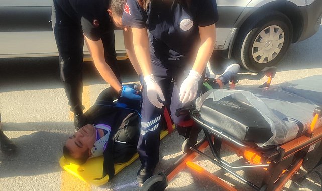 Minibüsle çarpışan motosikletli yaralandı; kaza kask kamerasında