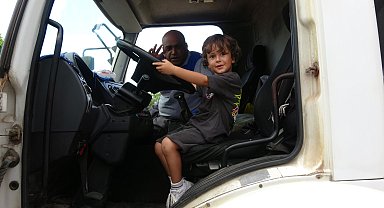 Minik Arden'in her sabah selamı, temizlik personeliyle sevgi bağına dönüştü