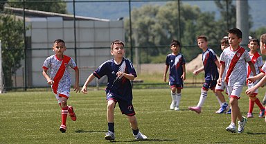 Minikler futbol turnuvasının tek kız oyuncusu takdir topladı