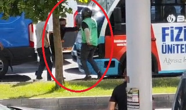 Motokuryeden yol verme tartışmasında minibüse kasklı saldırı; o anlar kamerada