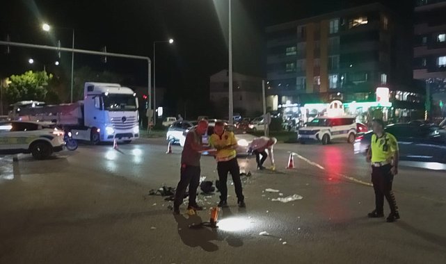 Motosiklet, hafif ticari araca çarptı; 2'si ağır, 5 yaralı