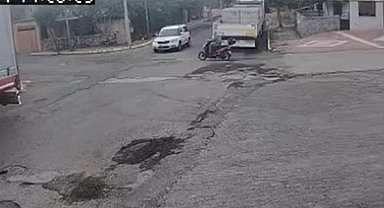 Motosiklet ile otomobilin çarpıştığı kaza kamerada: 1 yaralı