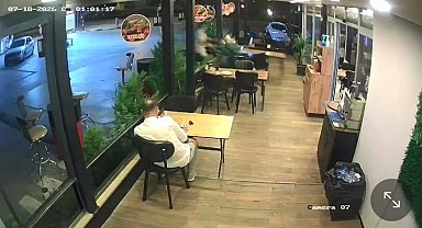 Motosiklet, lokantadaki müşteriye çarptı; o anlar kamerada