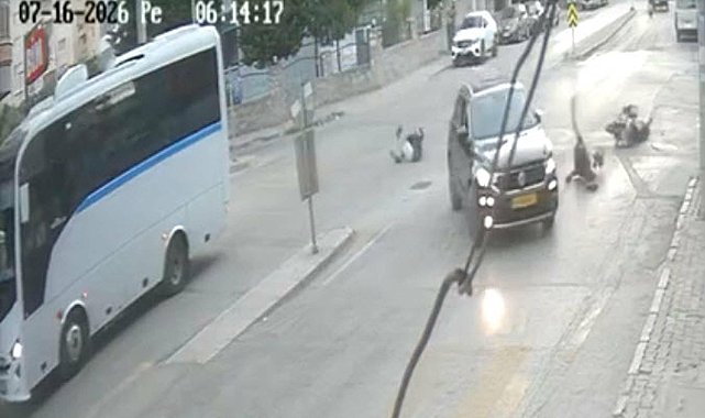 Motosiklete çarpan otomobilin sürücüsünün kaçtığı kaza kamerada