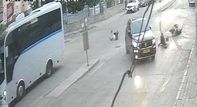 Motosiklete çarpan otomobilin sürücüsünün kaçtığı kaza kamerada