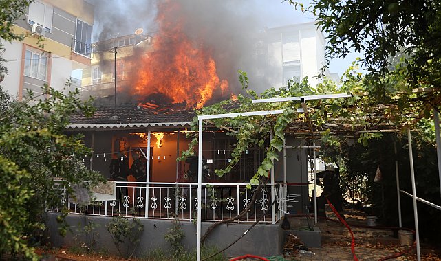 Müstakil ev yandı, para olan çanta sahibine teslim edildi