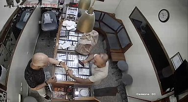 Müşteri gibi girdiği kuyumcu dükkanından 15 altın bilezik alıp kaçtı; o anlar kamerada