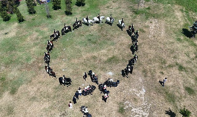 NATO Zirvesi öncesi atlı polislerden devriye görevi