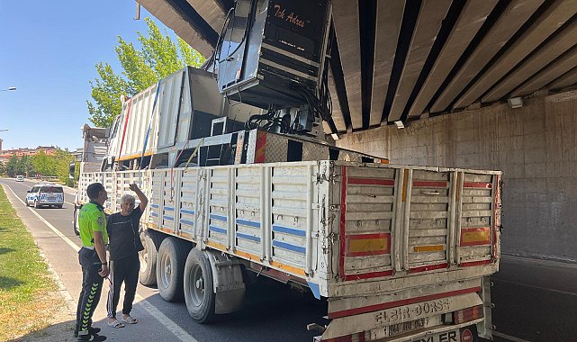 Nevşehir'de iş makinesi yüklü TIR, köprüde sıkıştı
