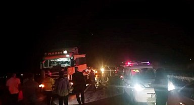 Niğde- Kayseri yolunda traktörle çarpışan kamyonet alev aldı: 3 yaralı