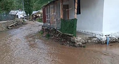 Oltu'da sağanak sele dönüştü