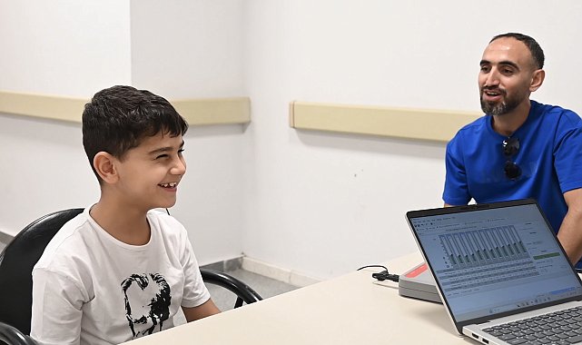 Osmaniye'de 7 yaşındaki Harun'un biyonik kulak sevinci