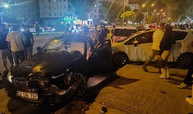 Otomobil, 2 araca çarptı; 2'si polis 4 yaralı
