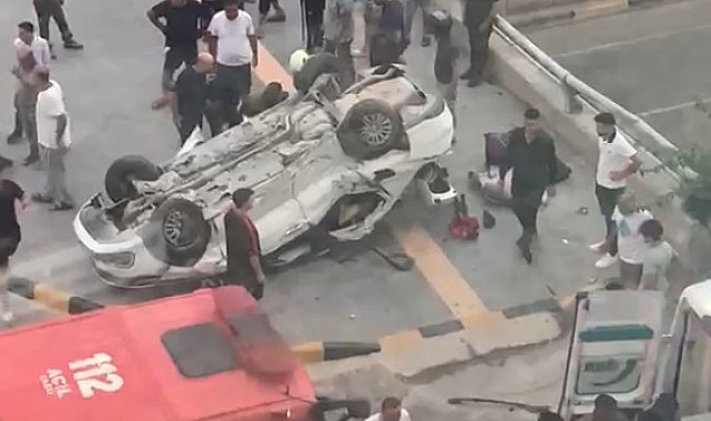 Otomobil, bariyerlere çarpıp devrildi: 2 ölü, 3 yaralı