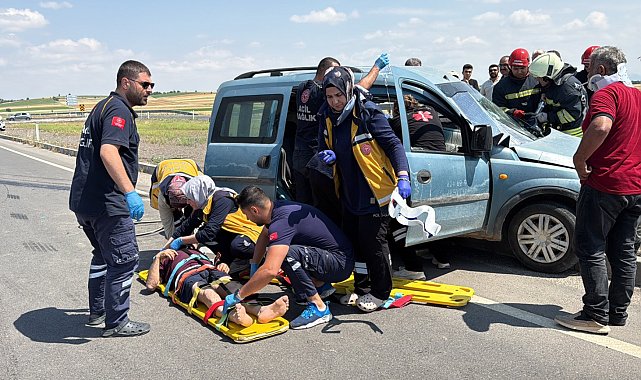 Otomobil ile hafif ticari araç çarpıştı: 1'i ağır 5 yaralı
