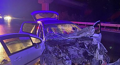 Otomobil kamyona çarptı: 1 ölü, 2'si çocuk 3 yaralı
