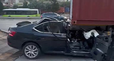 Otomobil, TIR'ın altına girdi, baba ve oğlu öldü