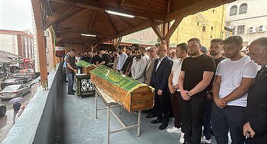 Otomobil, TIR'ın altına girdi, baba ve oğlu öldü