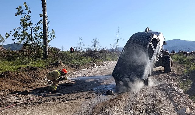 Otomobilde çıkan yangın ormana sıçradı