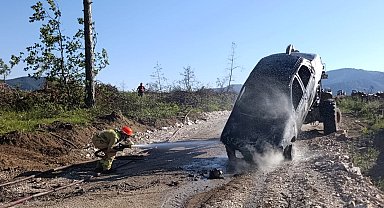 Otomobilde çıkan yangın ormana sıçradı