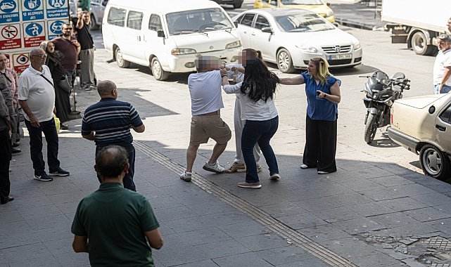 Otomobilin çarptığı motosikletin aynası kırıldı; çıkan kavgada 3 kişi yaralandı