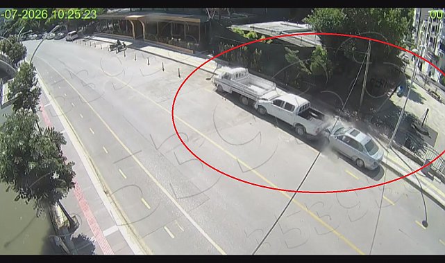 Otomobilin park halindeki araçlara çarptığı kaza kamerada: 1 yaralı