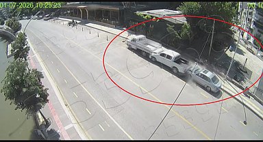 Otomobilin park halindeki araçlara çarptığı kaza kamerada: 1 yaralı