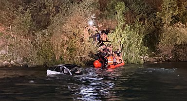 Otomobilin takla atıp Munzur Nehri'ne düştüğü kazada yaralanan kadın kurtarılamadı