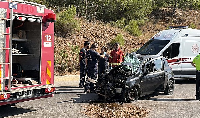 Otomobiller çarpıştı: 1 ölü, 2 yaralı