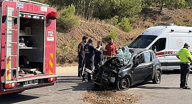 Otomobiller çarpıştı: 1 ölü, 2 yaralı