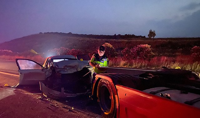 Otoyolda emniyet şeridinde duran TIR'a otomobil çarptı: 2 ölü