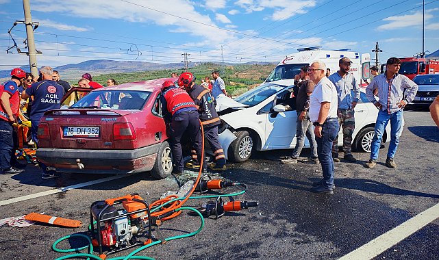 Pamukova'da 2 otomobil çarpıştı 1'i ağır 7 yaralı