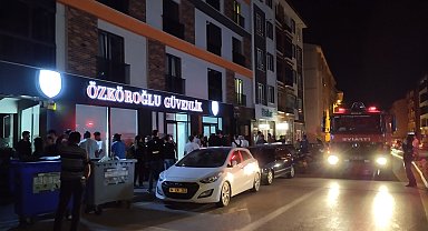 Patlayan apartman aydınlatması bina sakinlerini sokağa döktü